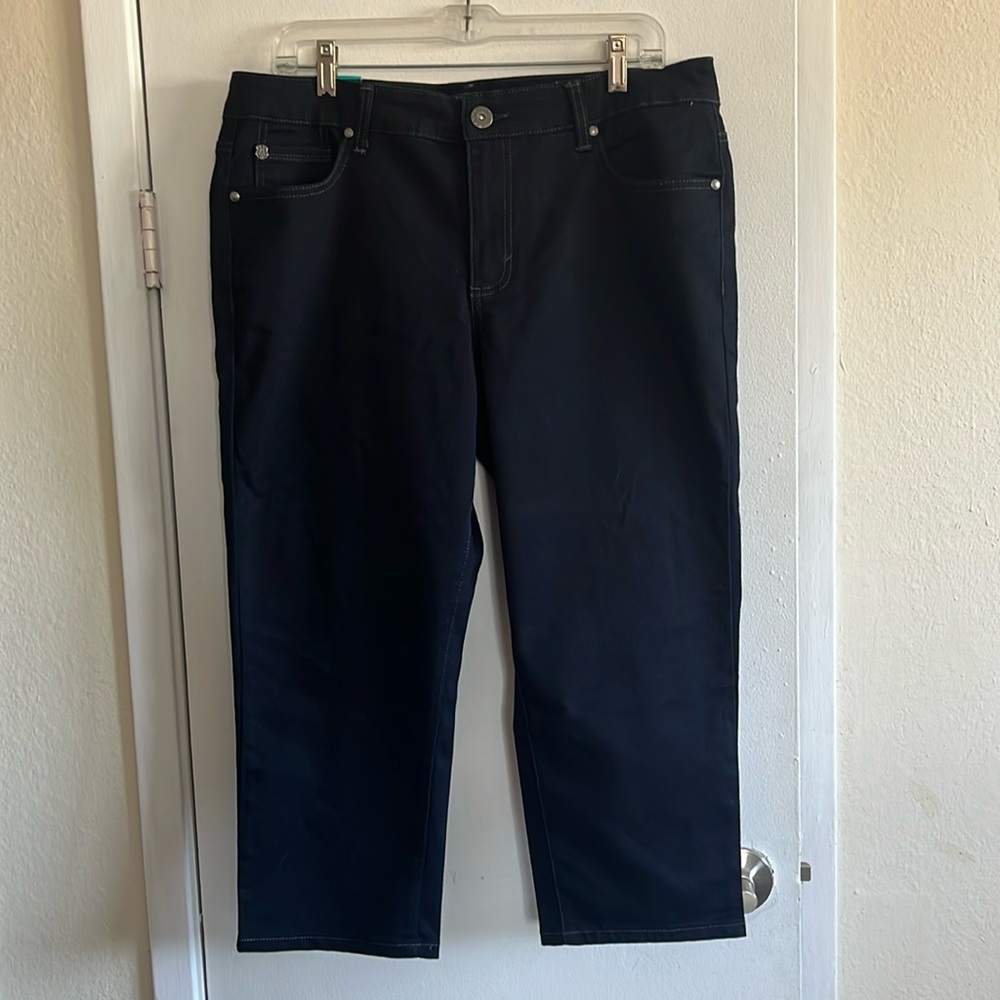 Bandolino Tatyana dark blue capri jeans. Size 16 NWT